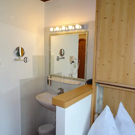 מלון Alpenhotel Kuechl 3*